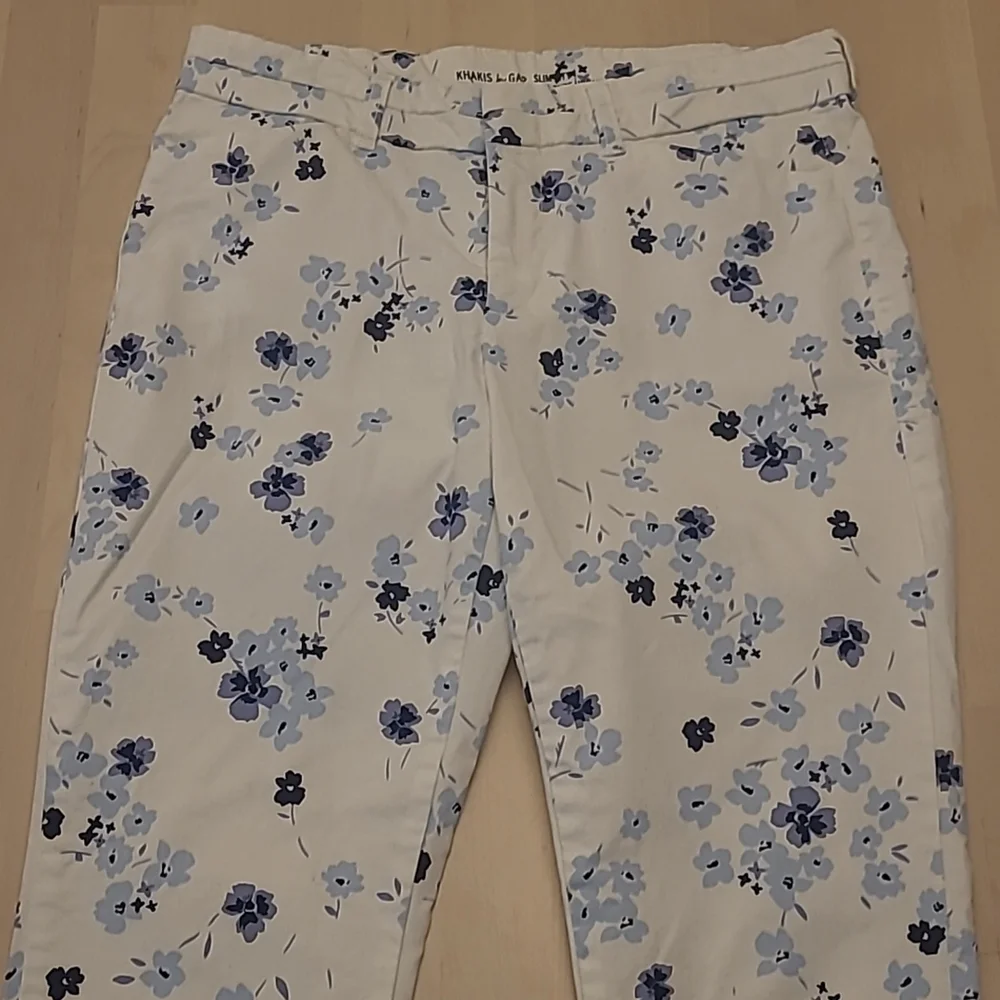 NWOT Khakis by GAP White with Blue Floral Print Pants with Pockets - Picture 4 of 13